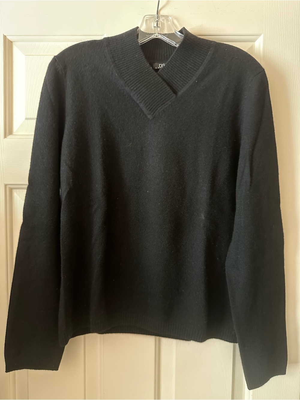 Prive Women’s Black V-Neck Cashmere Sweater- Large